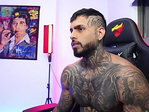 Snapshot of logan_hugh8 chatting on October 28, 2:01 am logan hugh8 online show from October 28, 2:01 am