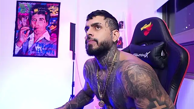 Snapshot of logan_hugh8 chatting on November 12, 5:00 am logan hugh8 online show from November 12, 5:00 am