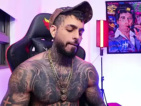 Snapshot of logan_hugh8 chatting on November 14, 5:33 am logan hugh8 online show from November 14, 5:33 am