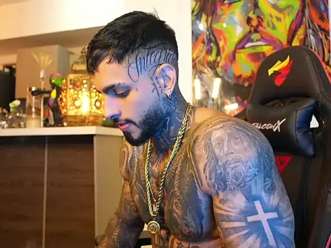 Snapshot of logan_hugh8 chatting on October 4, 6:37 am logan hugh8 online show from October 4, 6:37 am