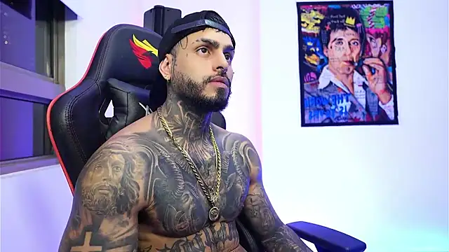 Snapshot of logan_hugh8 chatting on December 14, 3:35 am logan hugh8 online show from December 14, 3:35 am