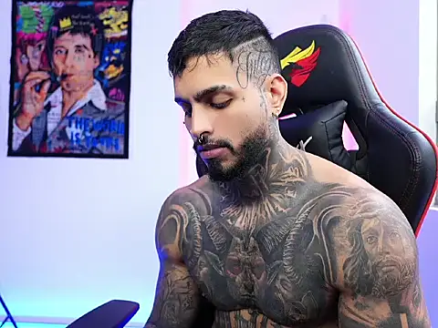 Snapshot of logan_hugh8 chatting on October 22, 9:46 pm logan hugh8 online show from October 22, 9:46 pm