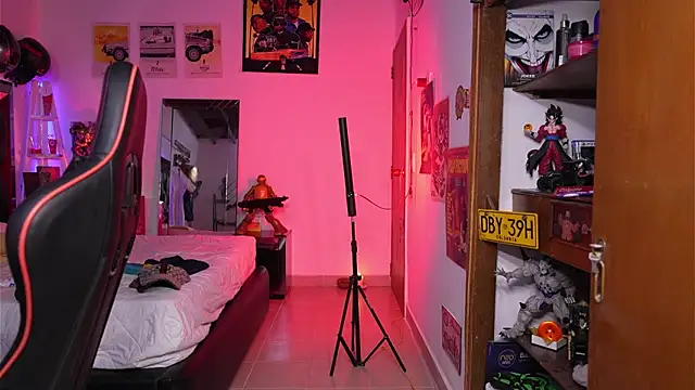 logan hugh8 online show from April 3, 9:05 am