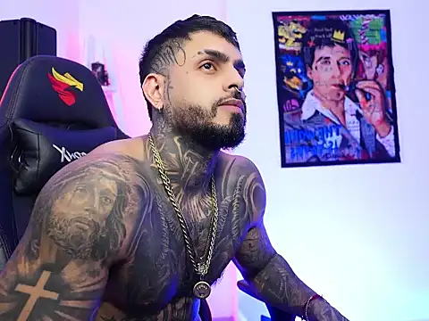 Snapshot of logan_hugh8 chatting on November 25, 1:17 am logan hugh8 online show from November 25, 1:17 am