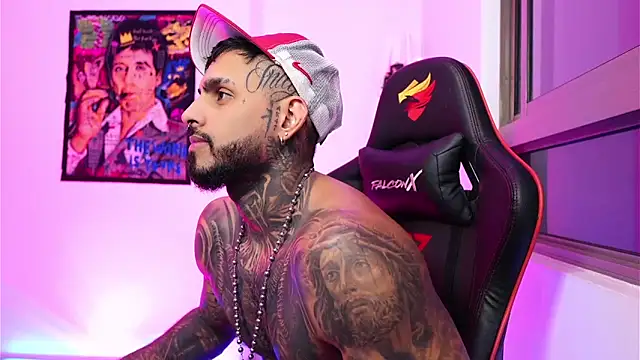 Snapshot of logan_hugh8 chatting on October 18, 2:57 am logan hugh8 online show from October 18, 2:57 am