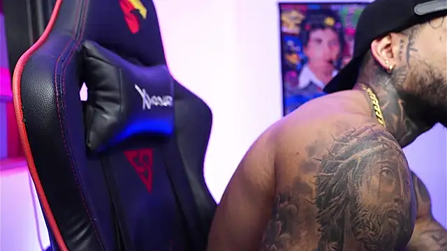 Snapshot of logan_hugh8 chatting on December 16, 1:10 am logan hugh8 online show from December 16, 1:10 am