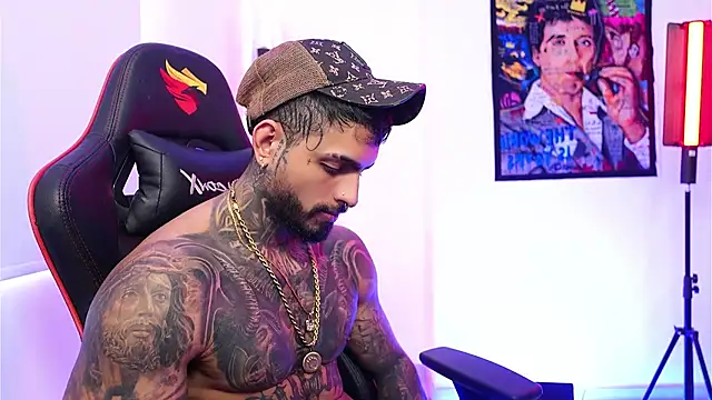 Snapshot of logan_hugh8 chatting on November 17, 7:29 pm logan hugh8 online show from November 17, 7:29 pm