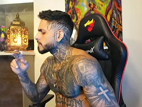 Snapshot of logan_hugh8 chatting on September 21, 4:06 am logan hugh8 online show from September 21, 4:06 am