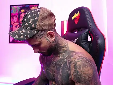 Snapshot of logan_hugh8 chatting on October 16, 6:49 pm logan hugh8 online show from October 16, 6:49 pm