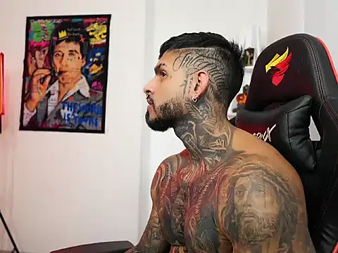 Snapshot of logan_hugh8 chatting on October 19, 9:06 pm logan hugh8 online show from October 19, 9:06 pm