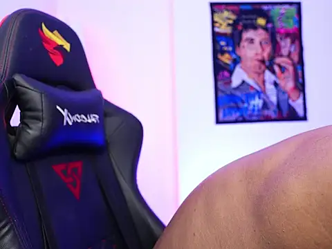 Snapshot of logan_hugh8 chatting on November 23, 2:21 am logan hugh8 online show from November 23, 2:21 am