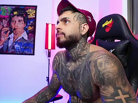 Snapshot of logan_hugh8 chatting on November 4, 6:39 am logan hugh8 online show from November 4, 6:39 am