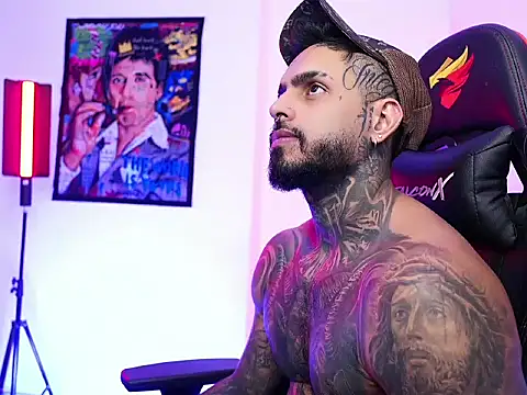 Snapshot of logan_hugh8 chatting on November 5, 6:38 am logan hugh8 online show from November 5, 6:38 am