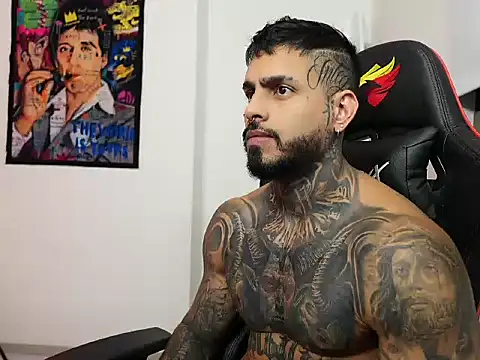 Snapshot of logan_hugh8 chatting on October 21, 12:43 am logan hugh8 online show from October 21, 12:43 am