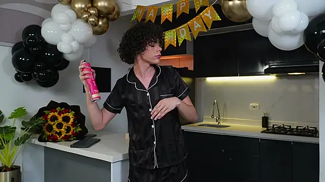 Snapshot of Timmyshy_ chatting on December 14, 8:36 pm Timmyshy online show from December 14, 8:36 pm