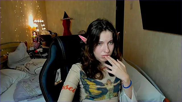 Agata in Wonderland online show from October 12, 7:37 pm