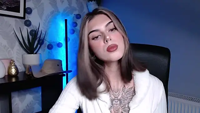 Snapshot of Nova_SIN chatting on October 15, 5:06 am Nova SIN online show from October 15, 5:06 am