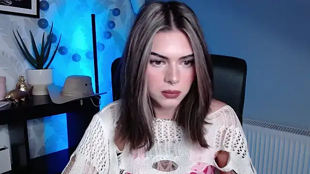 Snapshot of Nova_SIN chatting on October 6, 10:49 am Nova SIN online show from October 6, 10:49 am