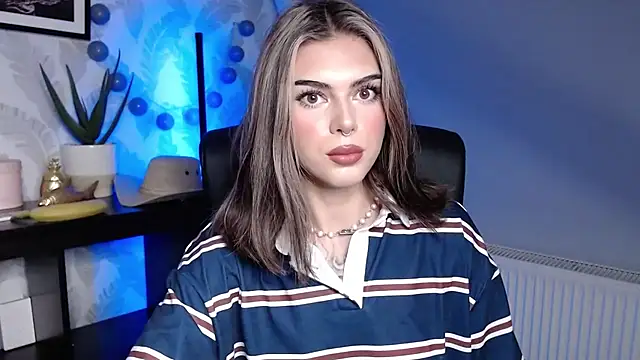Snapshot of Nova_SIN chatting on October 10, 5:08 am Nova SIN online show from October 10, 5:08 am