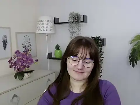 Snapshot of Julie_Diamond chatting on December 15, 1:39 pm Julie Diamond online show from December 15, 1:39 pm