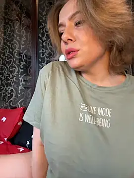 Snapshot of emmasweett11 chatting on December 3, 9:20 am emmasweett11 online show from December 3, 9:20 am