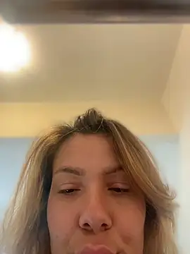 Snapshot of emmasweett11 chatting on July 5, 4:19 am emmasweett11 online show from July 5, 4:19 am