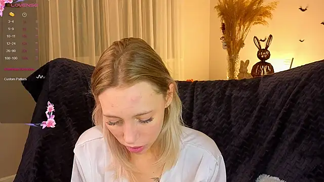 Snapshot of NyxaThorn chatting on November 4, 2:43 pm NyxaThorn online show from November 4, 2:43 pm