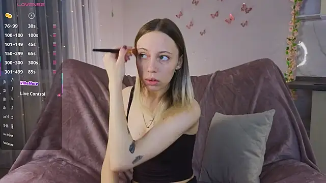 NyxaThorn online show from April 17, 4:10 pm