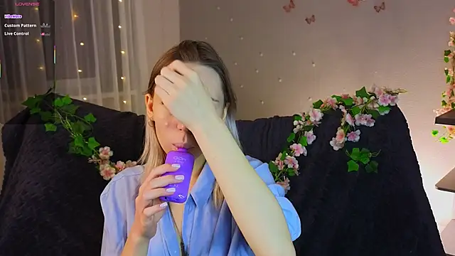 NyxaThorn online show from January 18, 2:42 pm