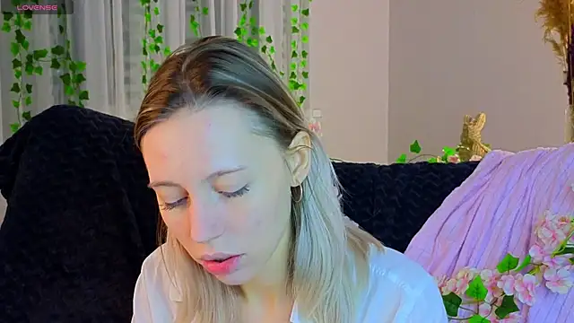 Snapshot of NyxaThorn chatting on December 2, 2:41 pm NyxaThorn online show from December 2, 2:41 pm