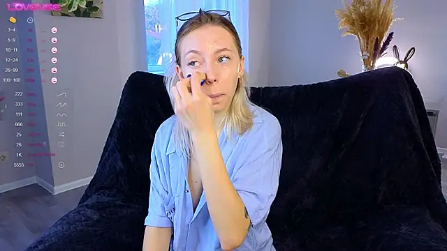 Snapshot of NyxaThorn chatting on October 4, 2:40 pm NyxaThorn online show from October 4, 2:40 pm