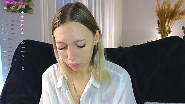 NyxaThorn online show from October 20, 2:39 pm