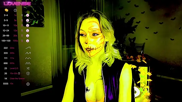 Snapshot of NyxaThorn chatting on October 31, 2:35 pm NyxaThorn online show from October 31, 2:35 pm