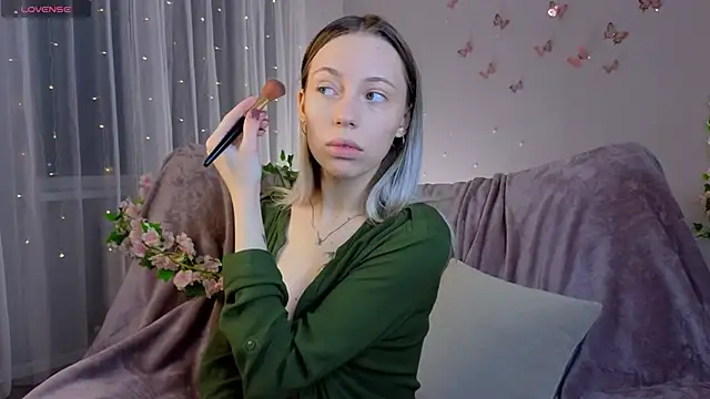 NyxaThorn online show from April 4, 5:19 pm