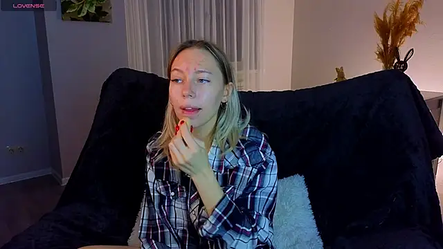 Snapshot of NyxaThorn chatting on November 28, 2:39 pm NyxaThorn online show from November 28, 2:39 pm