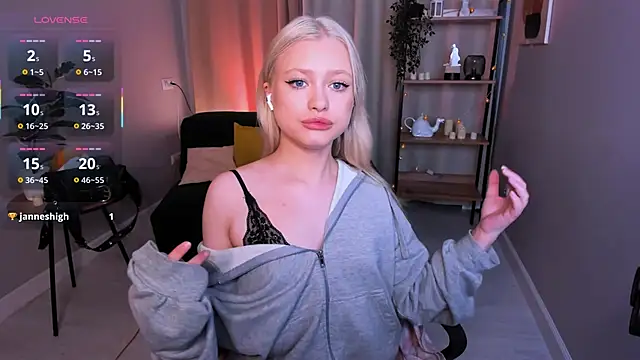 Snapshot of Millie_Vanillies chatting on November 7, 1:04 pm Millie Vanillies online show from November 7, 1:04 pm