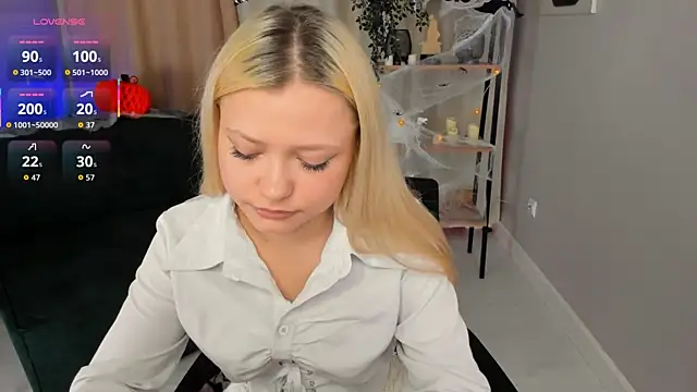 Snapshot of Millie_Vanillies chatting on October 28, 10:20 pm Millie Vanillies online show from October 28, 10:20 pm