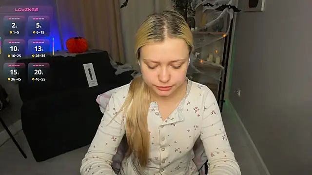 Snapshot of Millie_Vanillies chatting on October 27, 8:54 pm Millie Vanillies online show from October 27, 8:54 pm