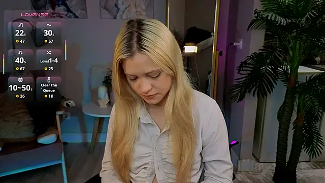 Snapshot of Millie_Vanillies chatting on October 19, 1:36 pm Millie Vanillies online show from October 19, 1:36 pm