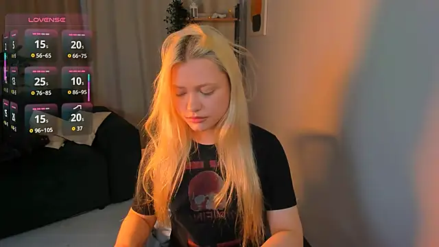 Snapshot of Millie_Vanillies chatting on October 15, 8:50 pm Millie Vanillies online show from October 15, 8:50 pm