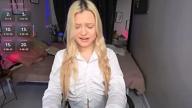 Snapshot of Millie_Vanillies chatting on October 13, 8:32 pm Millie Vanillies online show from October 13, 8:32 pm
