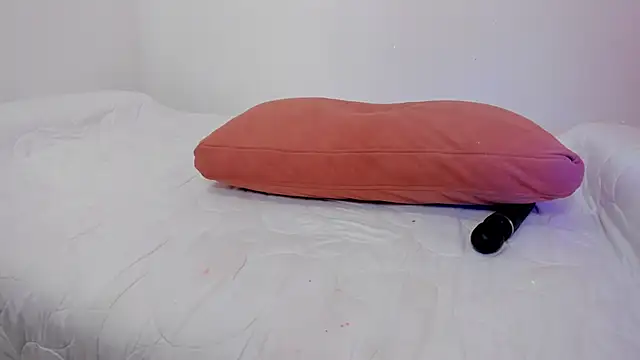 Emiss Jones online show from April 11, 7:45 am