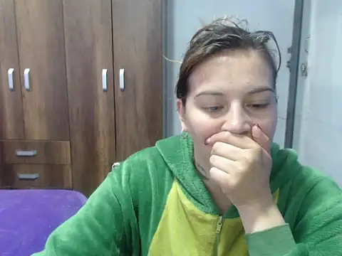 Snapshot of cloequeen15 chatting on October 14, 3:12 pm cloequeen15 online show from October 14, 3:12 pm