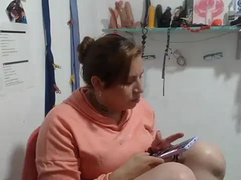 Snapshot of cloequeen15 chatting on September 10, 5:56 pm cloequeen15 online show from September 10, 5:56 pm