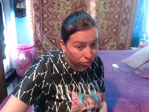 Snapshot of cloequeen15 chatting on April 21, 4:46 pm cloequeen15 online show from April 21, 4:46 pm