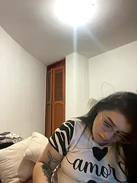 Aliciawhitee online show from November 11, 2:28 am