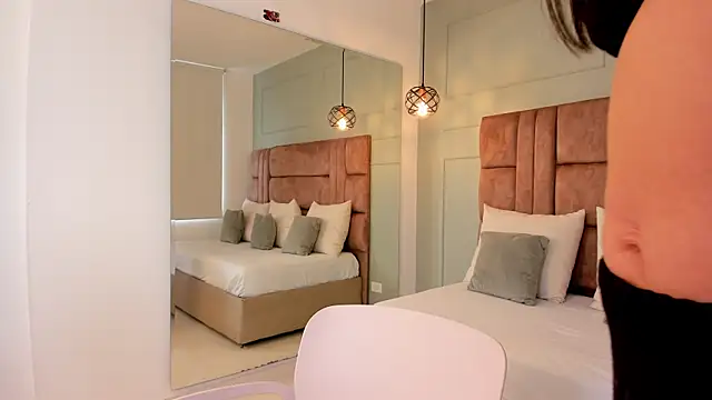 hannah miltonn online show from December 5, 9:34 pm