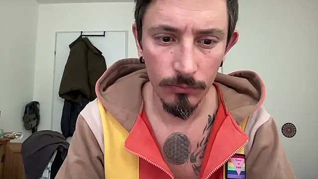 Snapshot of sunZfun chatting on October 31, 8:22 am sunZfun online show from October 31, 8:22 am