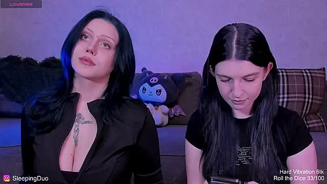 Snapshot of Threesomebabes chatting on June 11, 7:22 pm Threesomebabes online show from June 11, 7:22 pm