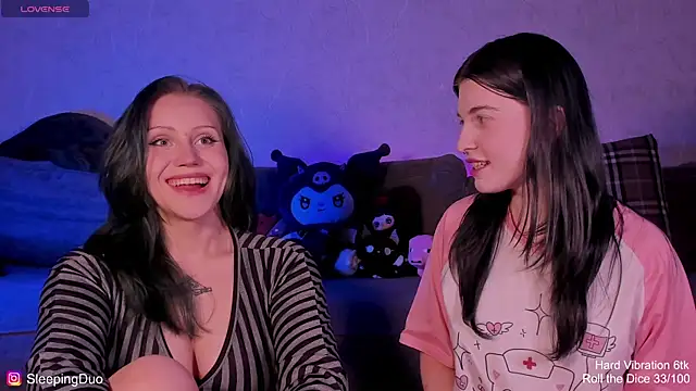 Snapshot of Threesomebabes chatting on June 4, 6:12 pm Threesomebabes online show from June 4, 6:12 pm